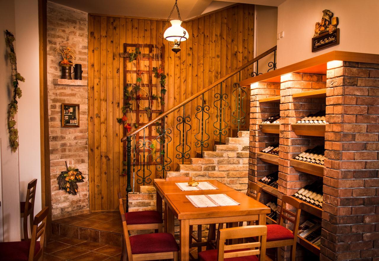 Herbenka Hotel Hustopece Ngoại thất bức ảnh